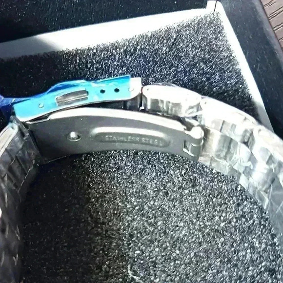 Water-resistant quartz watch - Picture 3 of 4